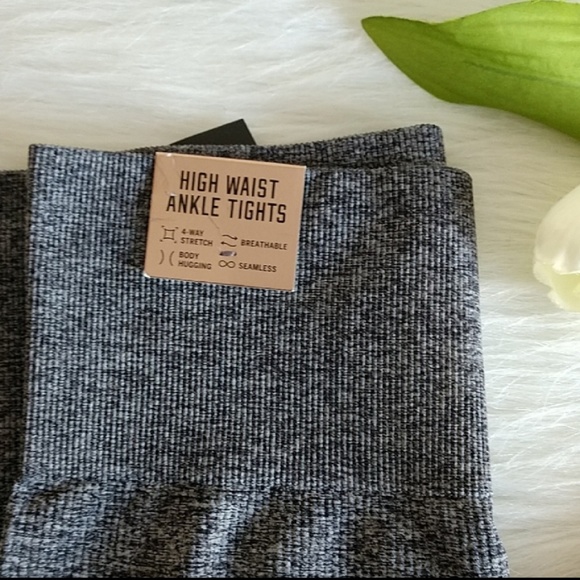 Size S🌺PINK VICTORIA'S SECRET ANKLE LEGGINGS - Picture 2 of 7